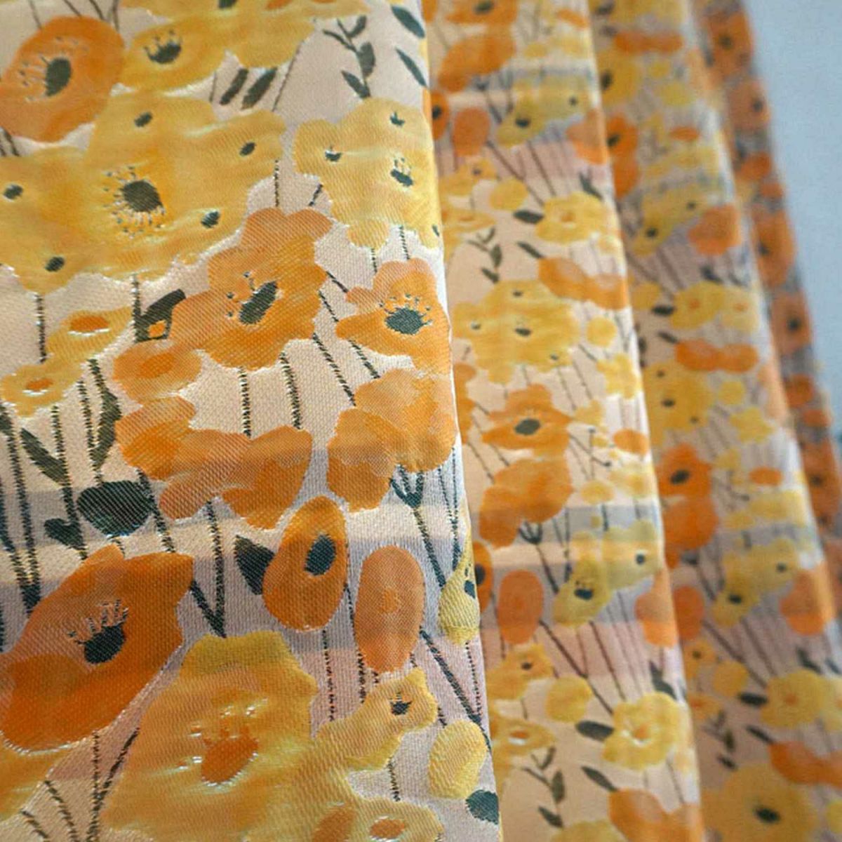 小花柄をジャガード織りで表現したカーテン　＜ポッピンブロッサム＞