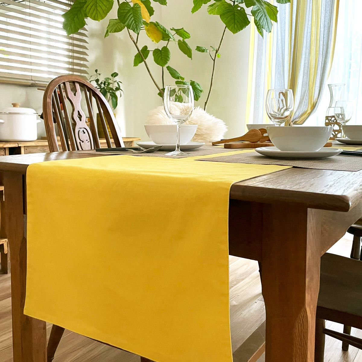 リネン素材のテーブルランナー