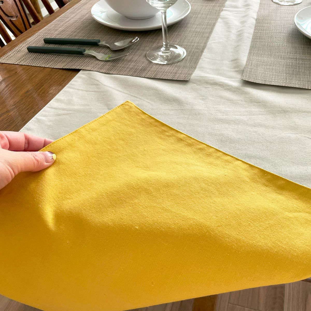 リネン素材のテーブルランナー