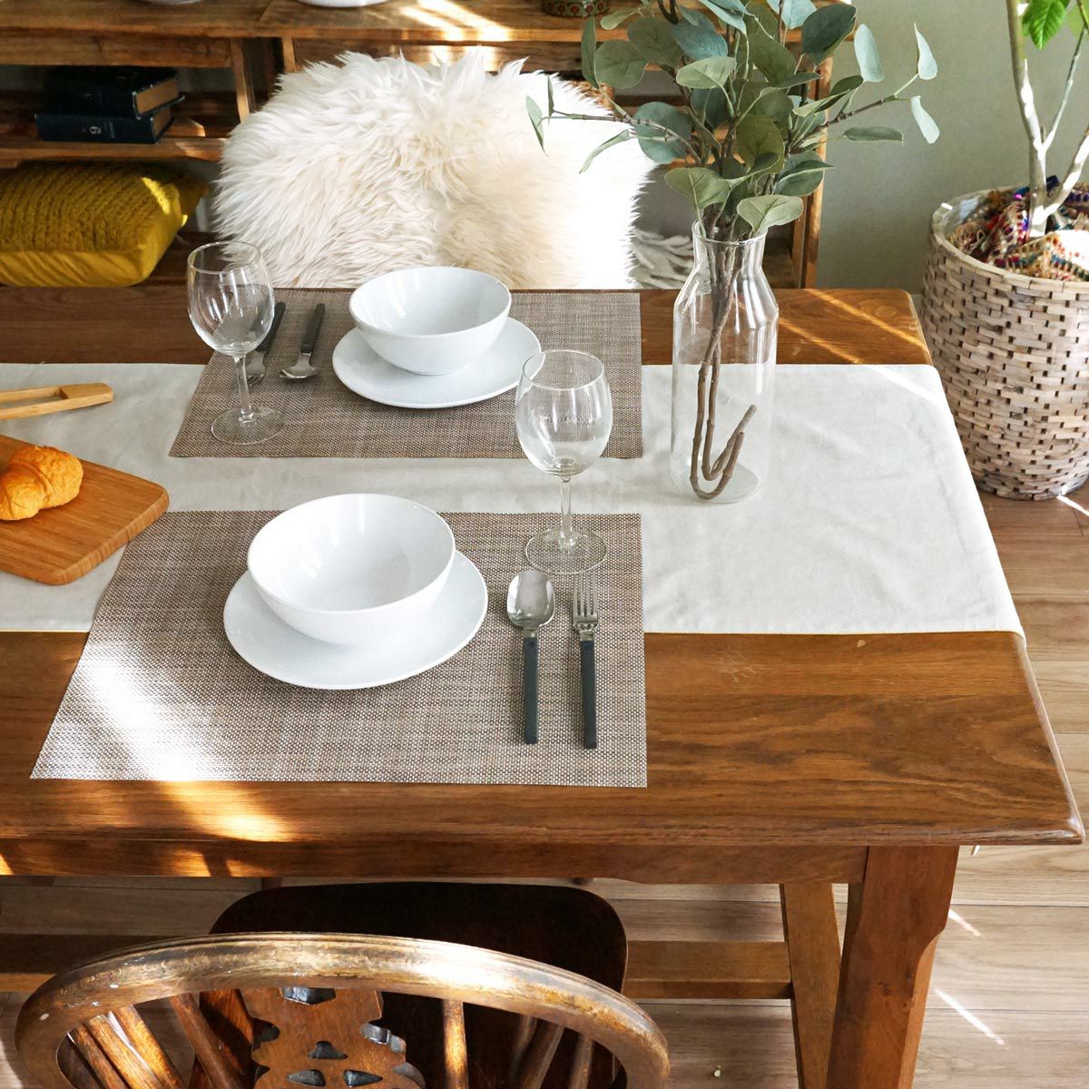 リネン素材のテーブルランナー